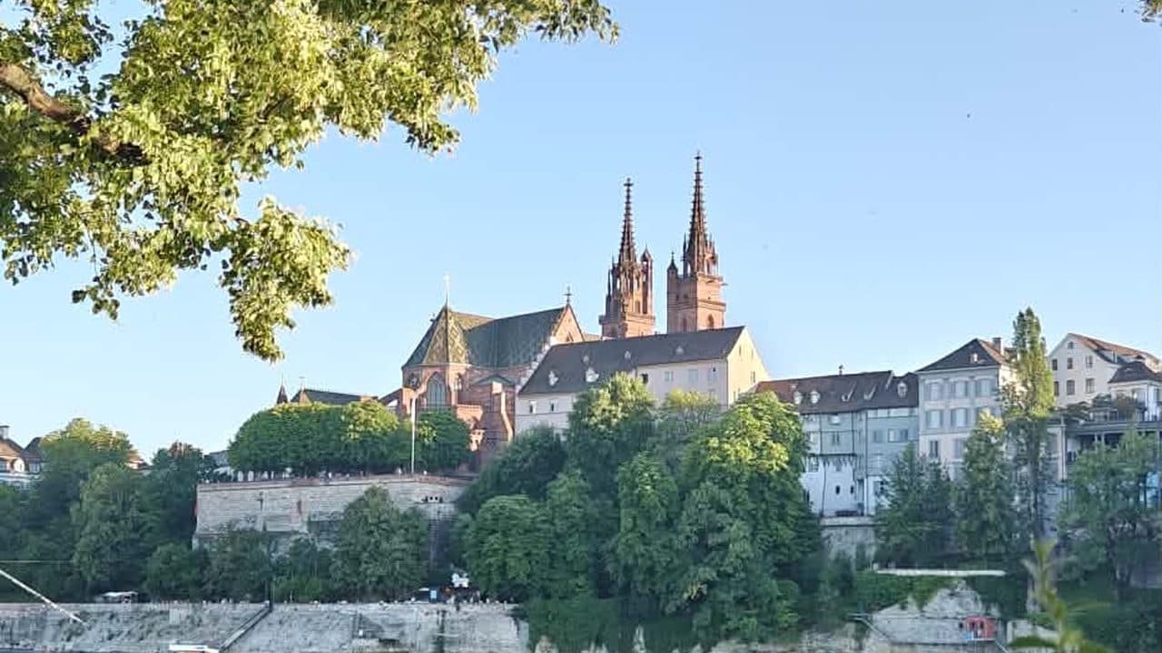 La cathédrale de Bâle et la vieille ville dominant le Rhin, vues depuis la rive