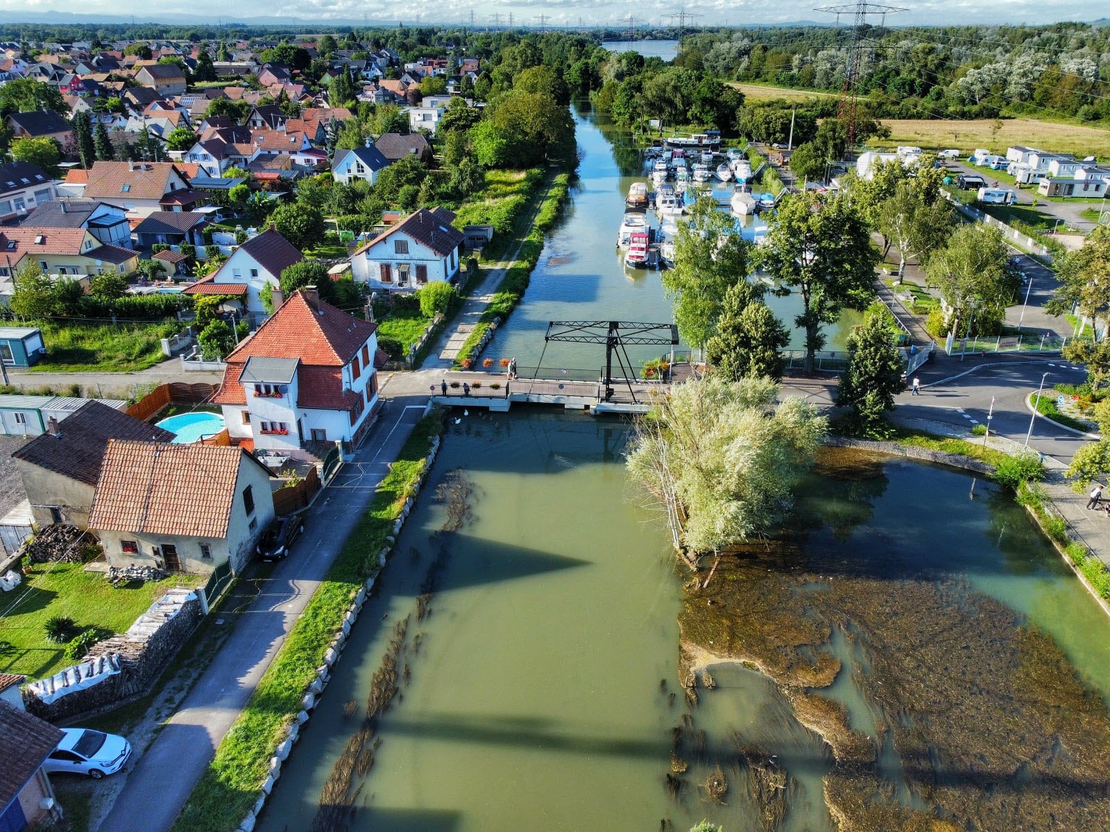 Vue aérienne du port de plaisance de Kembs et de son territoire à la frontière franco-germano-suisse