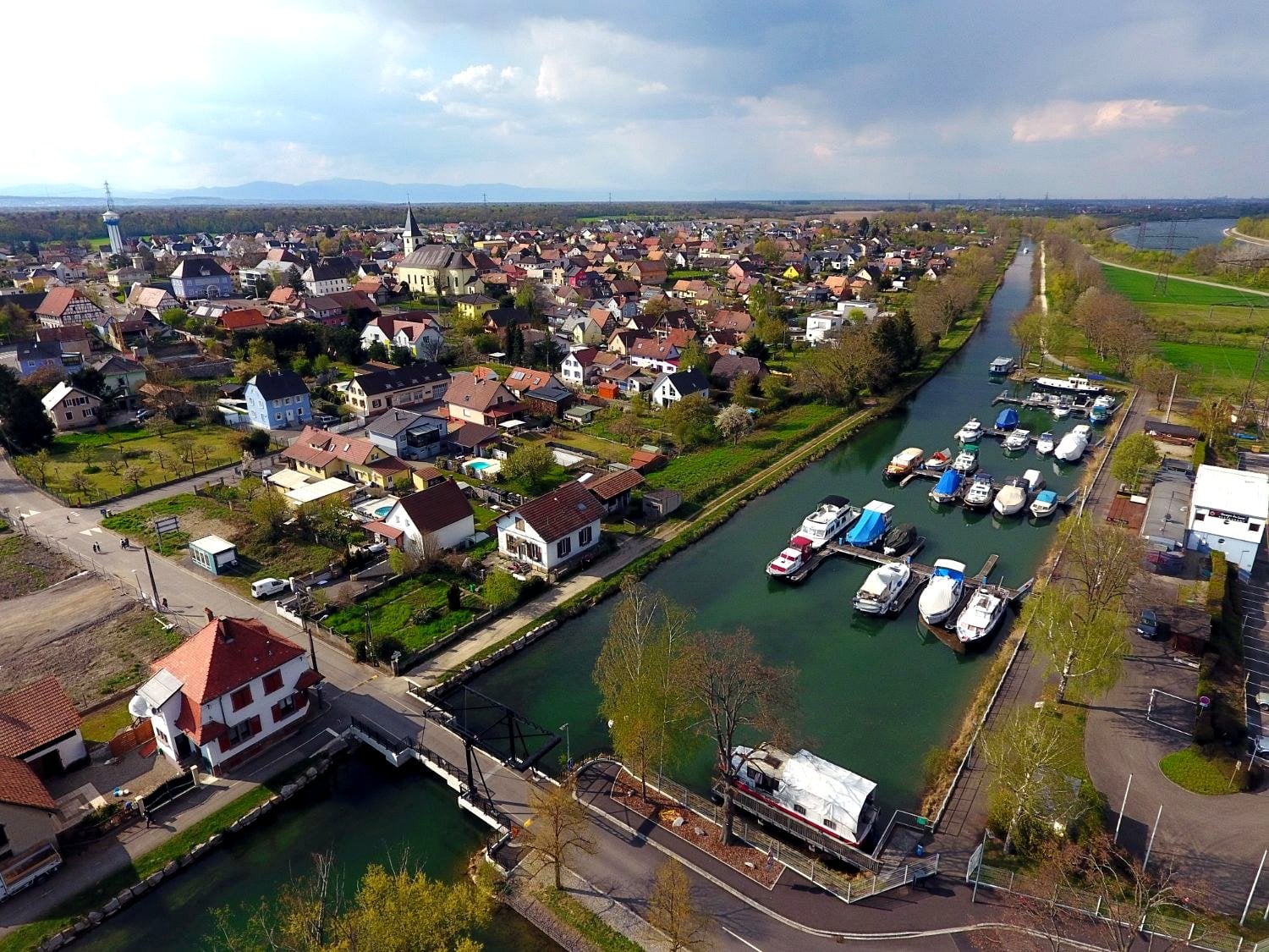 Vue aérienne du village de Kembs et de son port de plaisance, bateaux amarrés le long du canal