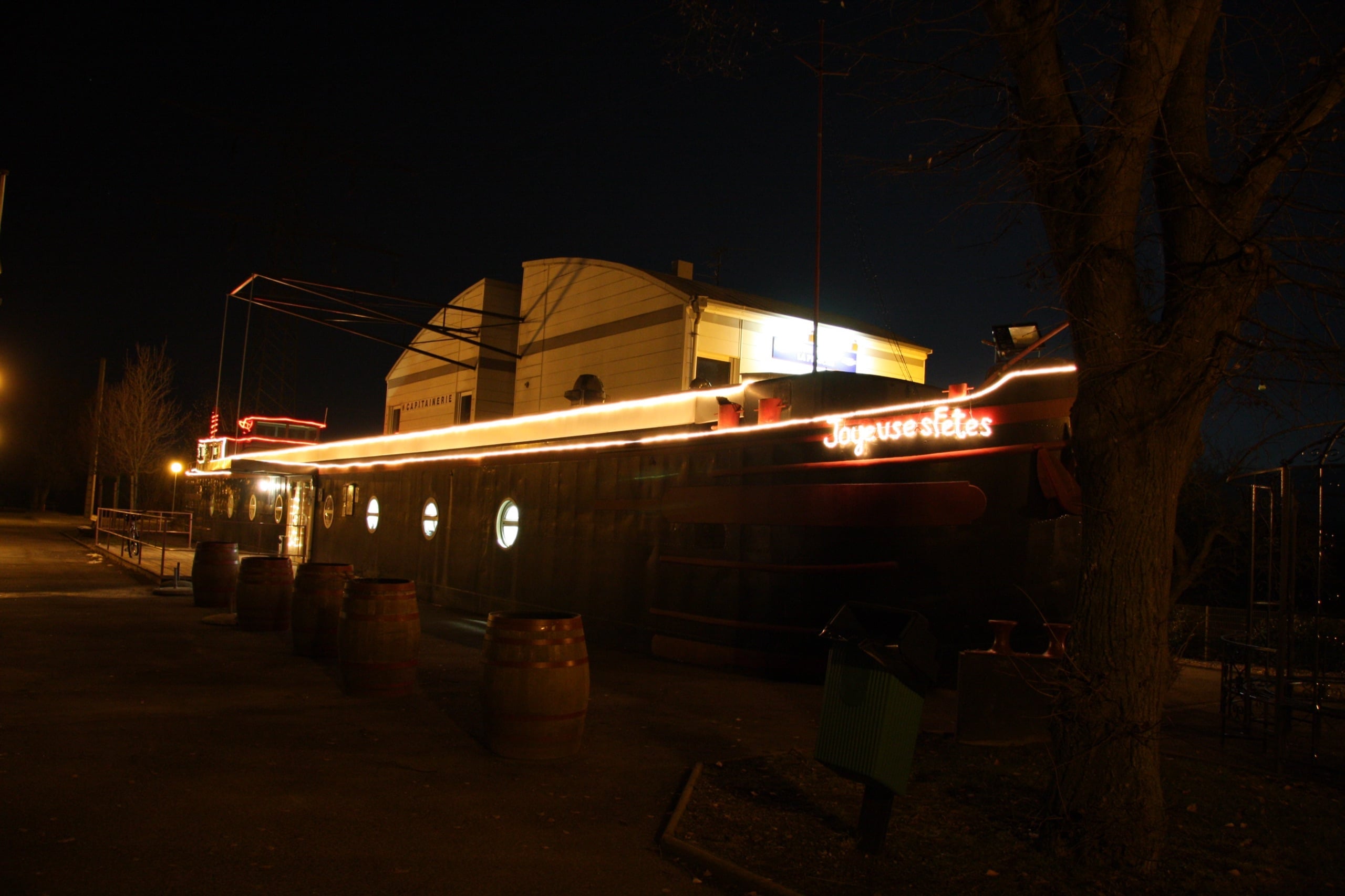 Péniche illuminée au port de Kembs lors d’une fête de fin d’année