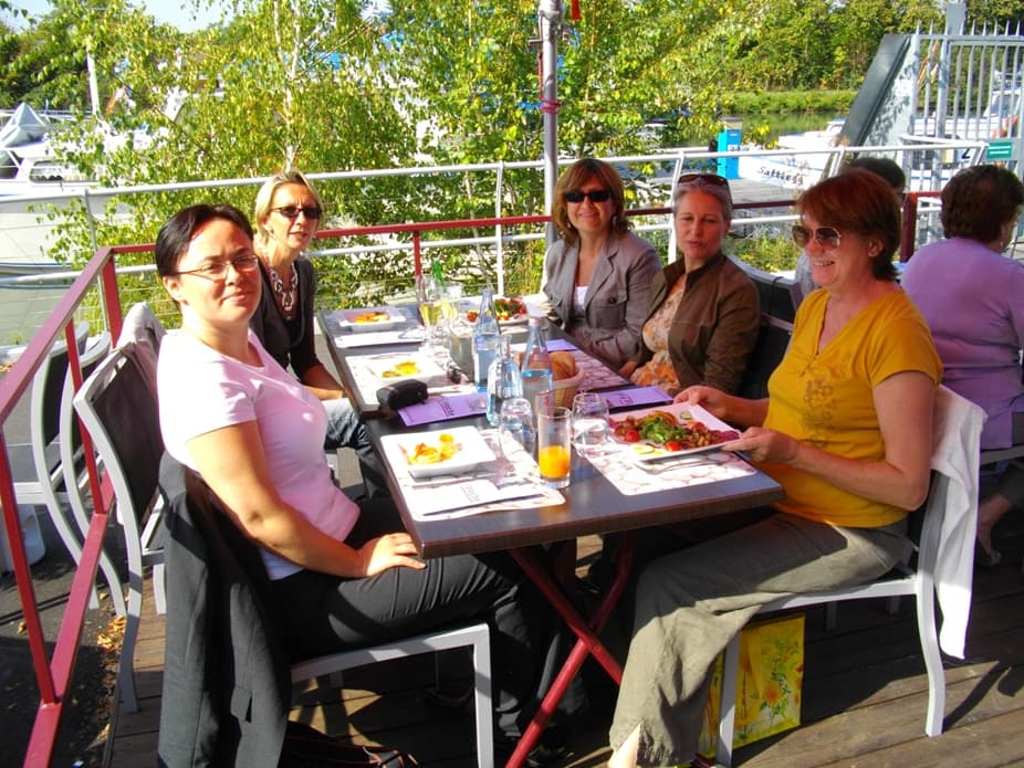 Membres du Nautic Club Kembs réunis en terrasse autour d’un repas convivial