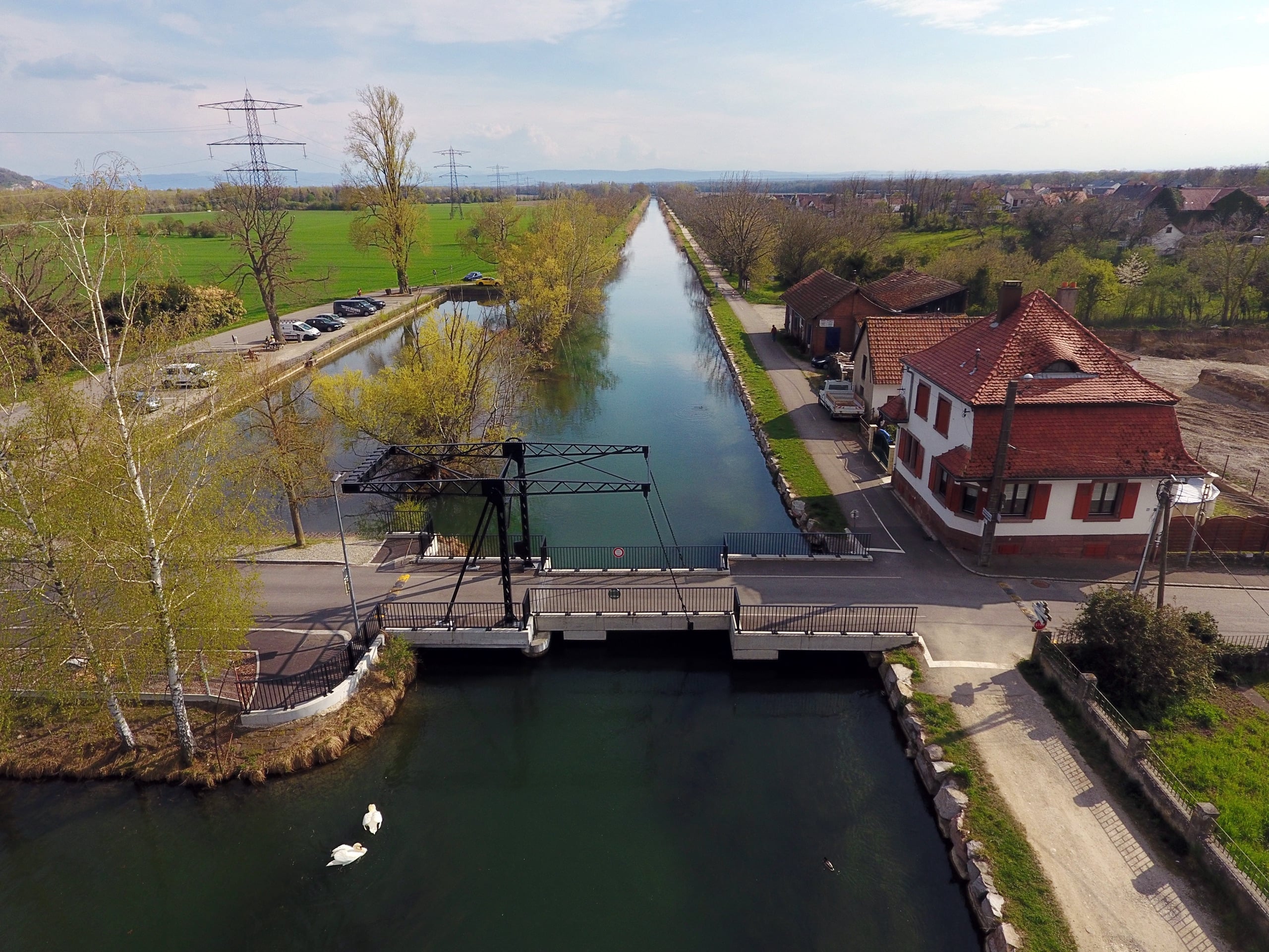 Vue aérienne du canal de Kembs et de son pont levant