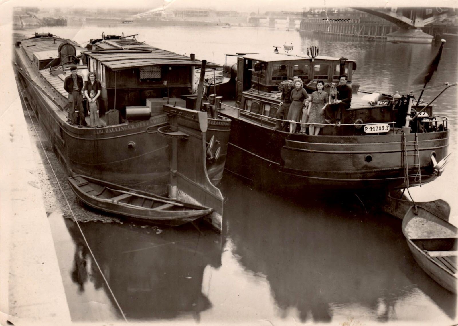 Péniches de mariniers et leurs familles amarrées sur le Rhin — photo d’archives, tradition marinière de Kembs